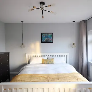 Skyline Spacious 3 Bed House For Family Bath