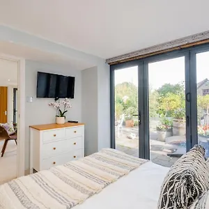 Beautiful One-bed Countryside Retreat In Bath